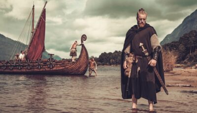 Un Viking et son drakkar - © Nejron