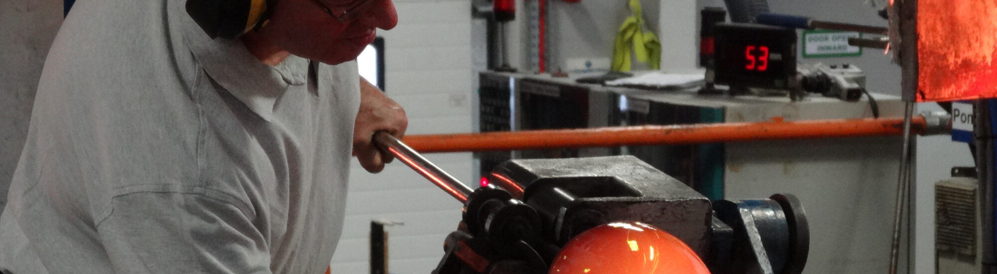 Un artisan travaillant le cristal - <a href=