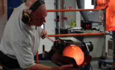 Un artisan travaillant le cristal - Francisco Antunes - cc