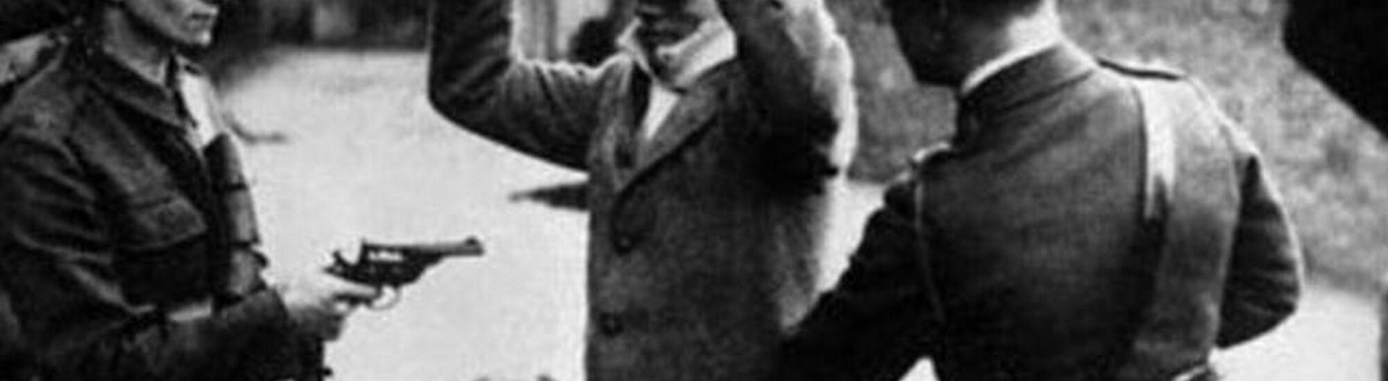 Des Black and Tans contrôlant un irlandais – Domaine public