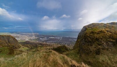 Cave Hill et sa vue sur Belfast - © stevie