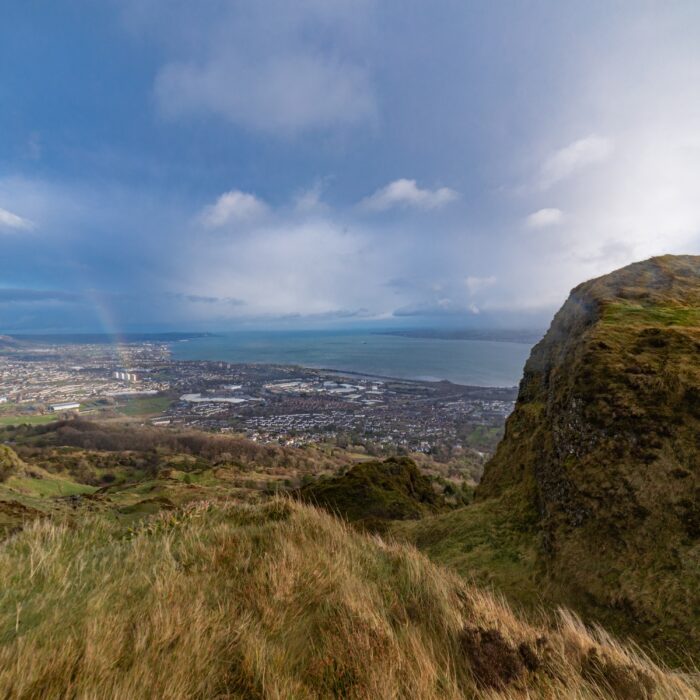 Cave Hill et sa vue sur Belfast - © stevie