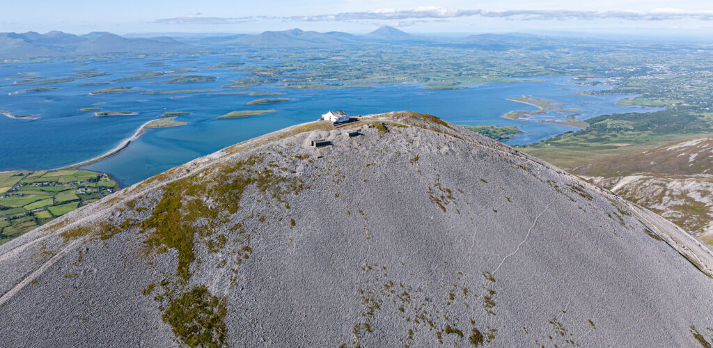 Vue aérienne de Croagh Patrick et de la Clew Bay - Big Stule Media - ©Failte Ireland