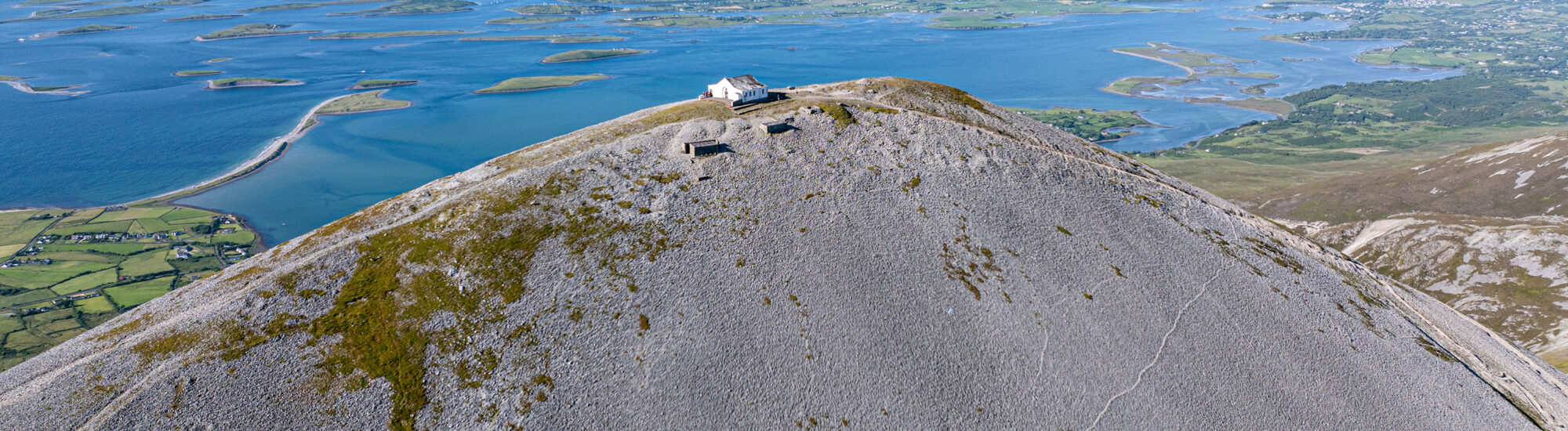 Vue aérienne de Croagh Patrick et de la Clew Bay - Big Style Media - ©Failte Ireland