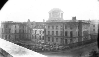 Les Four Courts en plein guerre civile irlandaise - Domaine public