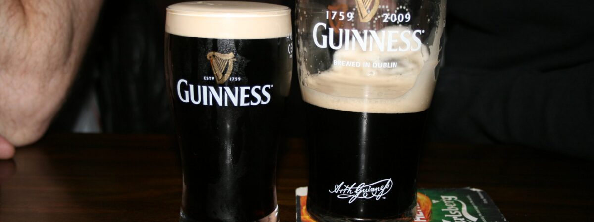 Une half pint à côté d'une pinte normale - herbrm - cc