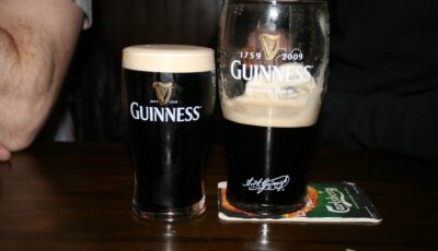 Une half pint à côté d'une pinte normale - herbrm - cc