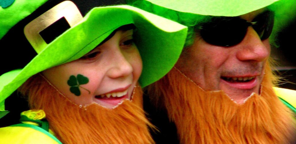 Des irlandais déguisés en Leprechaun - garryknight - cc