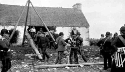 La Royal Irish Constabulary à une expulsion - Domaine Public