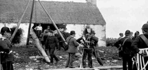 La Royal Irish Constabulary à une expulsion - Domaine Public