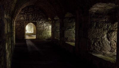 Une chambre de la Muckross abbey - © Links Productions