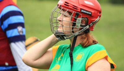 Une joueuse de Camogie - Derek Sigler - cc