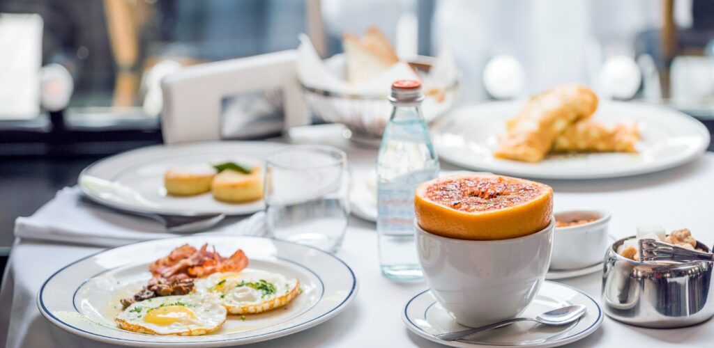Un petit-déjeuner à l'hôtel - © Maksim Shebeko