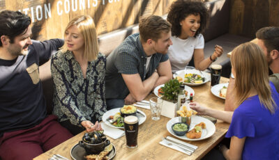 Un repas dans un Gastro Pub (Le Brewers Dining Hall du Guinness Storehouse ) - © Sean Breithaupt for Diageo