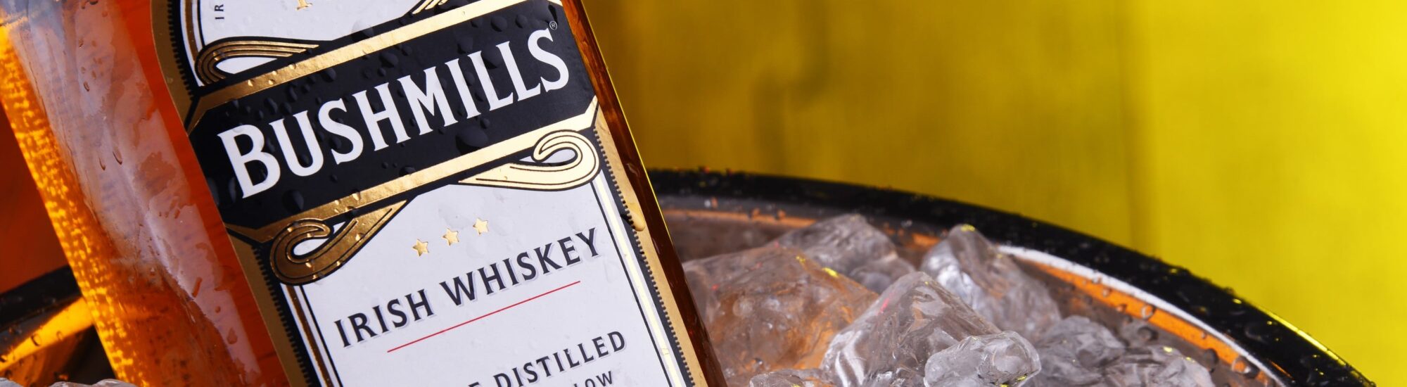 Une bouteille de whiskey Bushmills - ©  monticellllo - stock.adobe.com 