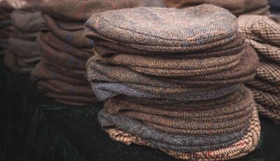 Des casquettes en tweed irlandais - © StephenBridger - Getty Images