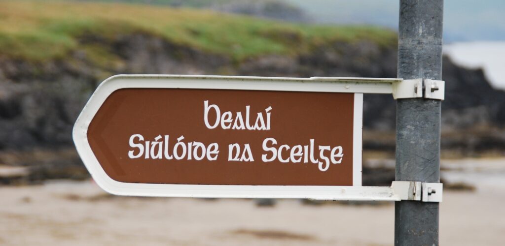 Un panneau en gaélique irlandais - © nordmann