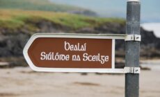 Un panneau en gaélique irlandais - © nordmann
