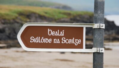 Un panneau en gaélique irlandais - © nordmann