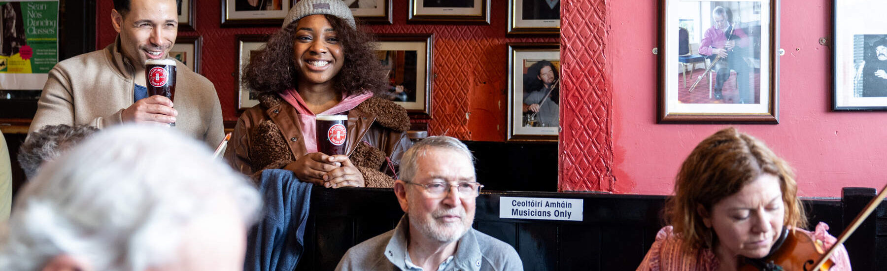 Un moment de craic dans un irish pub - © Fáilte Ireland