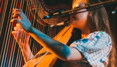 Une musicienne et sa harpe - Tristan Loper - cc