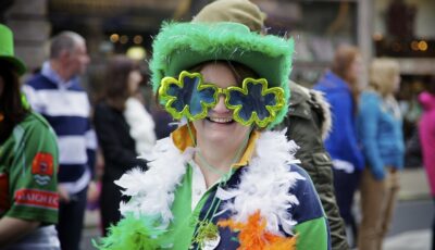 Une participante à la Fête de la Saint Patrick - Aurelien Guichard - cc