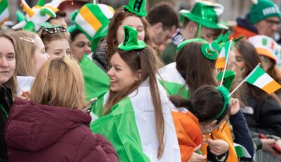 Des irlandais attendant la Grande Parade de Dublin - ©Allen Kiely