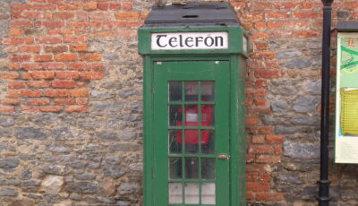 Une vieille cabine téléphonique irlandaise - Shannon McNeice - cc