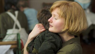 Philomena Lee, serrant son fils avant de le voir partir pour l'adoption