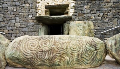 Entrée de Newgrange - © UnaPhoto