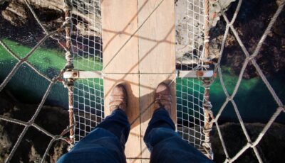 La vue est vertigineuse du Carrick-a-Rede Bridge ! - © Conor Phelan
