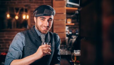 Un homme avec sa casquette irlandaise - © stockcentral