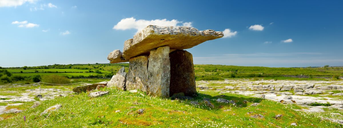 Vue sur le dolmen de Poulnabrone - © MNStudio 