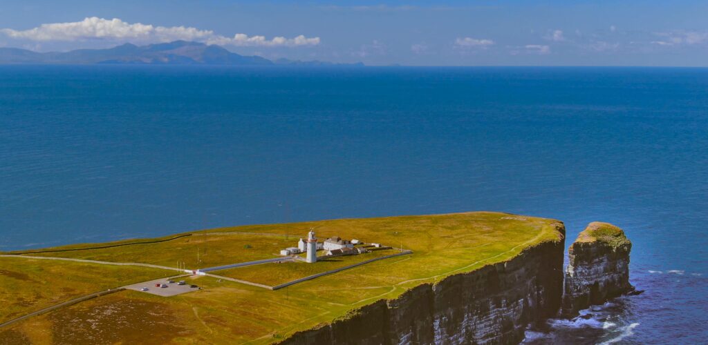 Le Loop Head Lighthouse - 4kclips