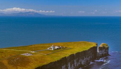 Le Loop Head Lighthouse - 4kclips