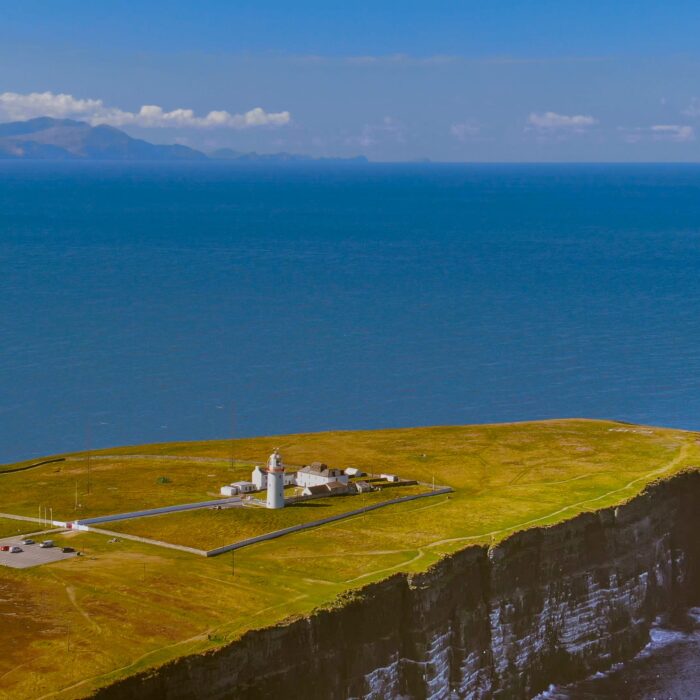 Le Loop Head Lighthouse - 4kclips