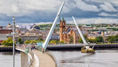 Derry et le Peace Bridge - © susanne2688