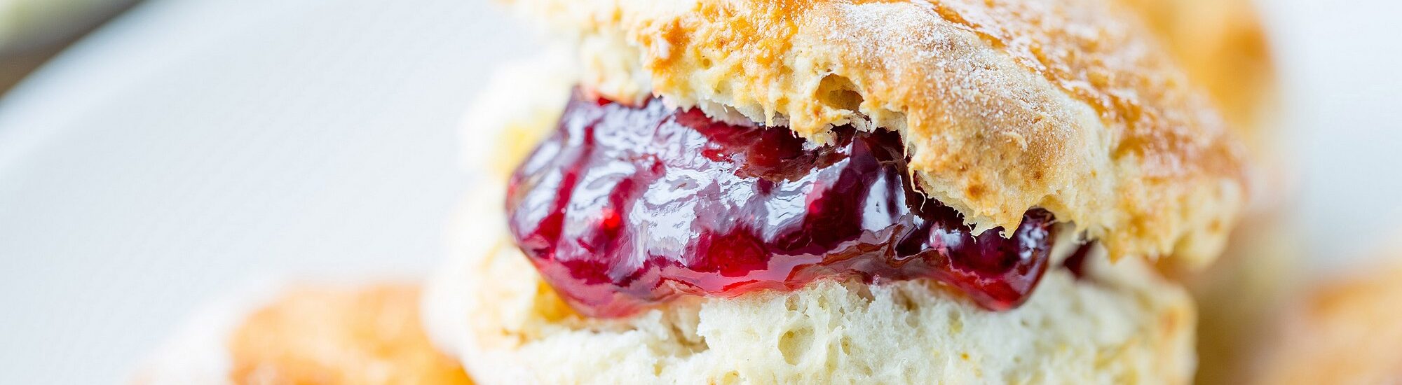 Des scones à la confiture - © Shutterstock