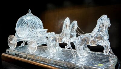 Une pièce en crystal de la Waterford House of Crystal - Bro. Jeffrey Pioquinto, SJ - cc