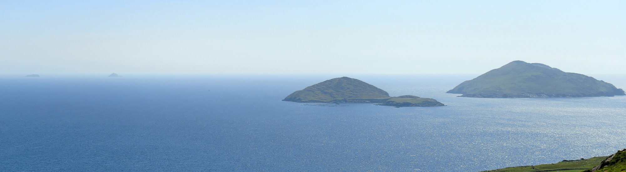 Deenish Island à gauche et Scariff Island à droite - Robert Linsdell - cc