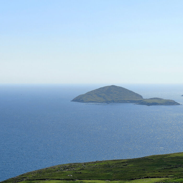 Deenish Island à gauche et Scariff Island à droite - Robert Linsdell - cc