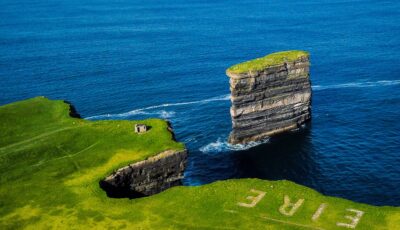 Vue sur Downpatrick Head et le Dun Briste - © Wirestock
