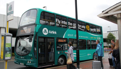 Un bus Airlink au départ de l'aéroport - Canadian Pacific - cc