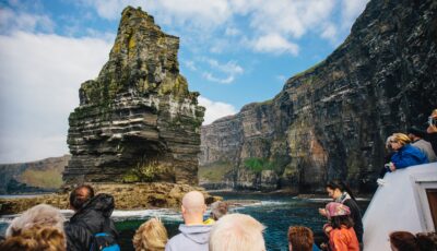 Les Falaises de Moher vue du bateau – Simon Crowe