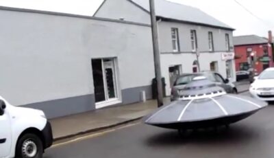 Un OVNI dans les rues de Gorey
