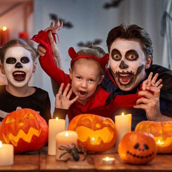 Une famille célébrant Halloween - © choreograph