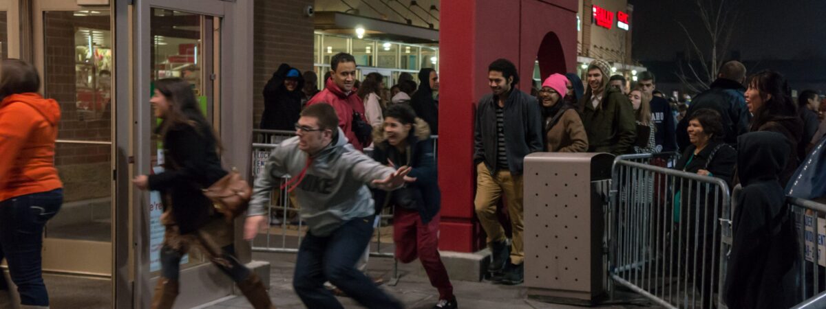 Des clients se ruant pour le Black Friday - Powhusku - cc