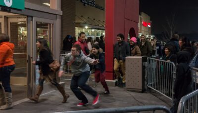 Des clients se ruant pour le Black Friday - Powhusku - cc