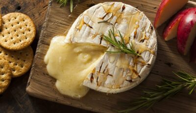 Un brie Ballyoak cuit au four avec du miel - bhofack2