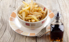 Un bol de frites et du Malt Vinegar